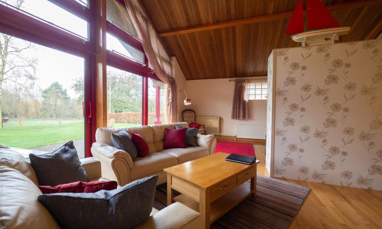 Surlingham Lodge Studio Large Family Cottage NWI Dış mekan fotoğraf
